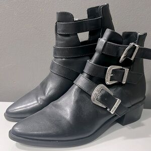 Madden Girl, Super Cute Short 🖤 Boots, Zipper Backs, short heel, Size 6.